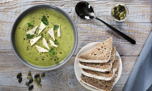 Krem z brokułu z mleczkiem kokosowym i tofu