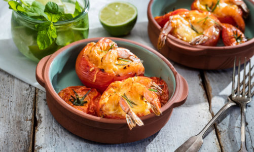 Krewetki zapiekane w pomidorach z serem