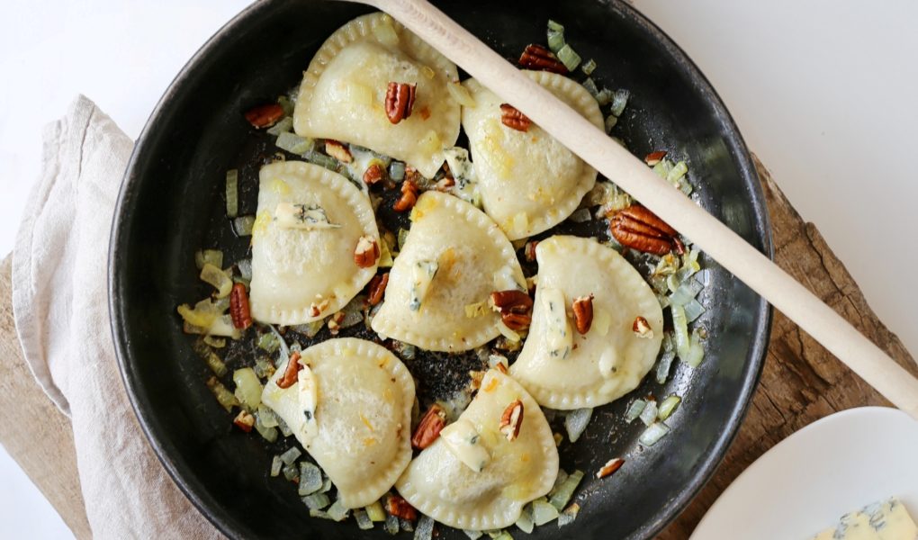 Przepis na aromatyczne pierogi z kapustą i grzybami zasmażane z orzechami pekan serem pleśniowym i cebulką