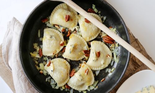 Przepis na aromatyczne pierogi z kapustą i grzybami zasmażane z orzechami pekan serem pleśniowym i cebulką