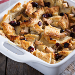 SLOW BREAKFAST – JESIENNY PUDDING CHLEBOWY Z GRUSZKÄ I ŻURAWINÄ