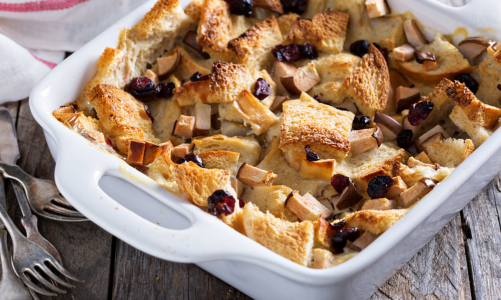 SLOW BREAKFAST – JESIENNY PUDDING CHLEBOWY Z GRUSZKÄ I ŻURAWINÄ