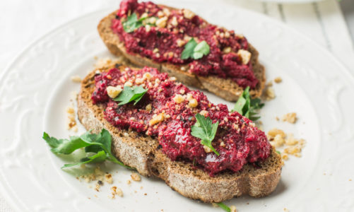 Sposób na szybkie i zdrowe śniadanie. Pasty kanapkowe z bakaliami