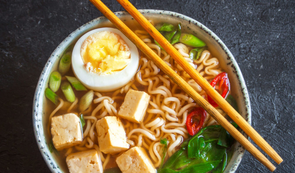 Ramen – egzotyczny i sycący przysmak na jesienną chandrę