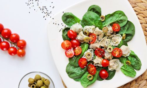 Przepis na sałatkę z uszkami z pieczarkami