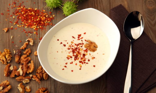 Pikantna zupa serowa z szynką i chili