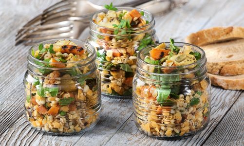 Sałatka z podpiekanej marchewki, czerwonej soczewicy i ziół