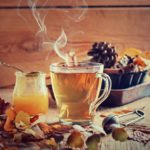 Rozgrzewająca herbata z cynamonem, goĹşdzikami i pomarańczą