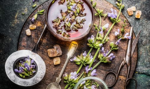 Andrzejki wierzenia i przesądy – jak wróżyć z fusów?