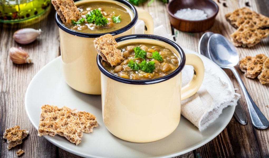 Zupa z ciecierzycy i zielonej soczewicy z chrupiącym dodatkiem