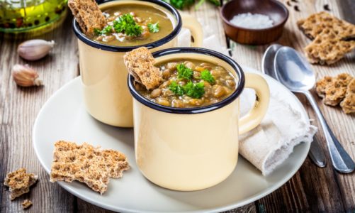 Zupa z ciecierzycy i zielonej soczewicy z chrupiącym dodatkiem