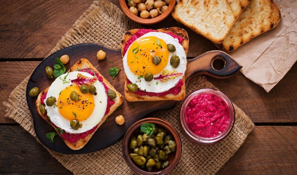NIEŚPIESZNE ŚNIADANIE – TOSTY XXL Z BURACZANYM HUMMUSEM I JAJKIEM