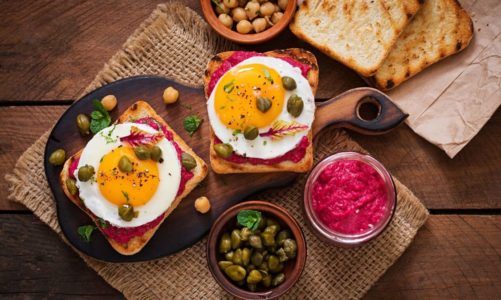 NIEŚPIESZNE ŚNIADANIE – TOSTY XXL Z BURACZANYM HUMMUSEM I JAJKIEM