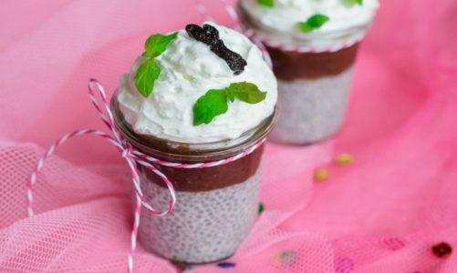 Pudding chia z musem ze śliwek kalifornijskich i bitą śmietaną