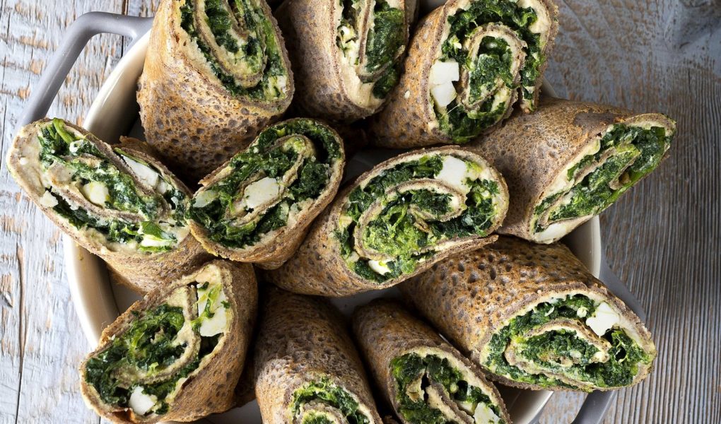 Gryczane naleśniki ze szpinakiem, fetą i hummusem