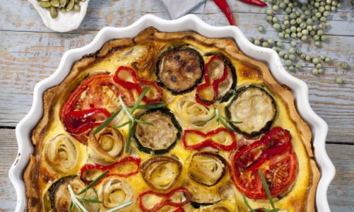 Przepis na wytrawną tartę z warzywami i aromatyczną pastą dyniową z marchewką i imbirem