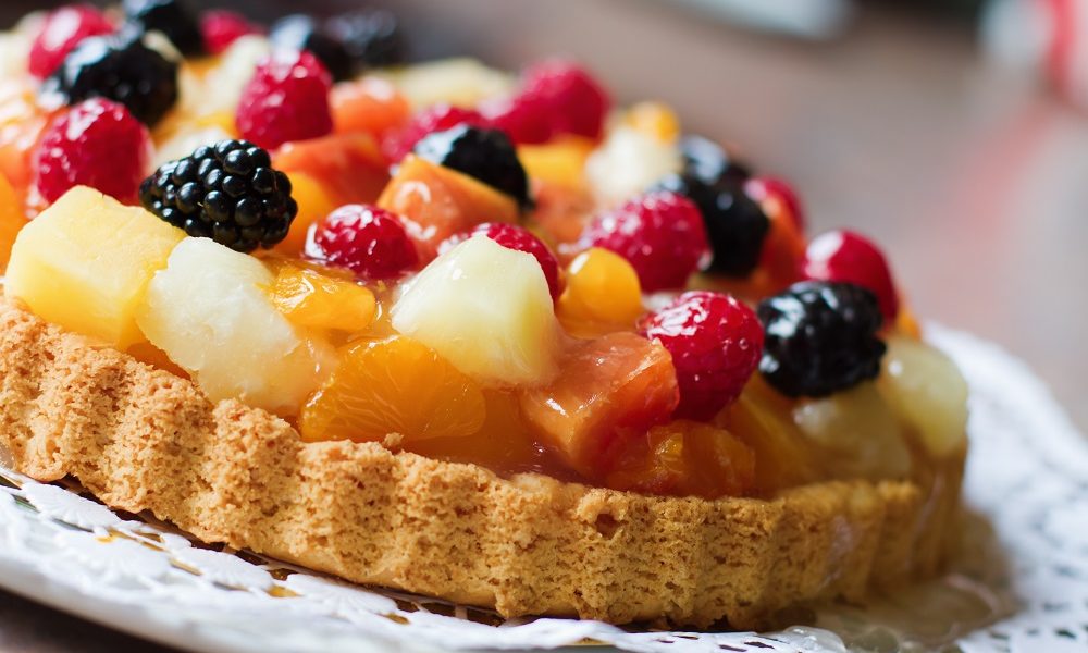 Tarta z masą budyniową i owocami
