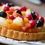 Tarta z masą budyniową i owocami