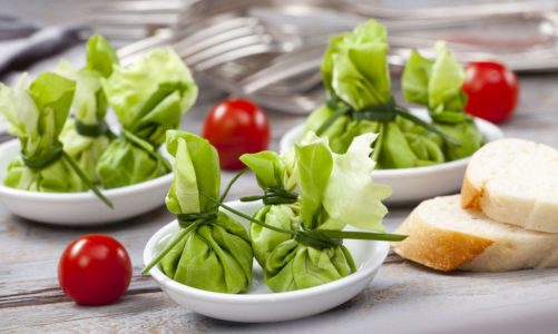 Przepis na zielone kieszonki z wędzonym twarogiem i pastą z pestkami słonecznika, ogórkiem i koperkiem