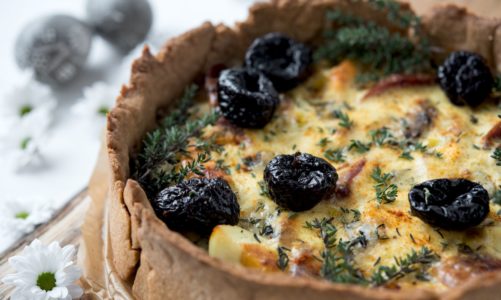 Tarta z jajkami, kiełbasą polską i śliwką kalifornijską