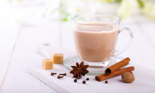 Wspólne chwile przy wielkanocnym stole – przepisy na aromatyczne herbaty