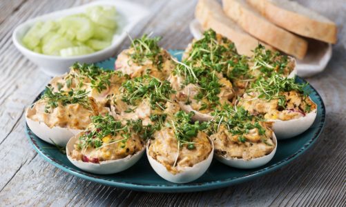 Przepis na jajka faszerowane w skorupkach z awokado i pastą z pestkami słonecznika