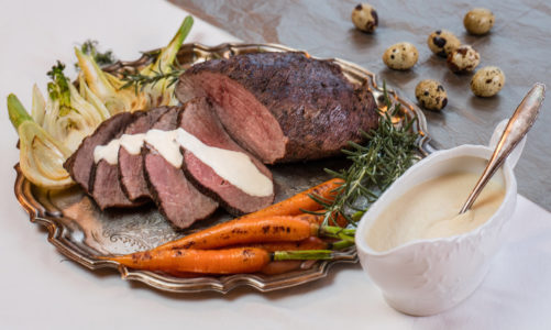 Wołowina wolno pieczona z sosem serowo-chrzanowym