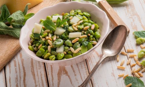 Sałatka z młodego bobu z serem Gouda i miętą