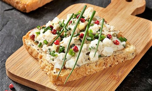 TOSTY Z PASTÄ Z MAKRELI I CZERWONYM PIEPRZEM