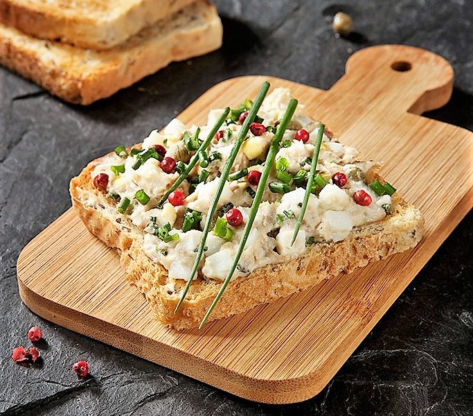 TOSTY Z PASTÄ Z MAKRELI I CZERWONYM PIEPRZEM