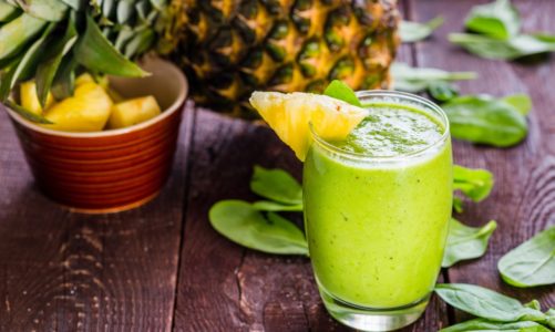 OrzeĹşwiające smoothie z owocami