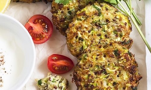 Aromatyczne placuszki z cukinii i komosy ryżowej z hummusem