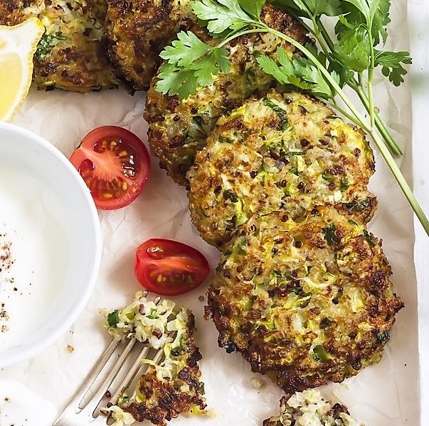 Aromatyczne placuszki z cukinii i komosy ryżowej z hummusem