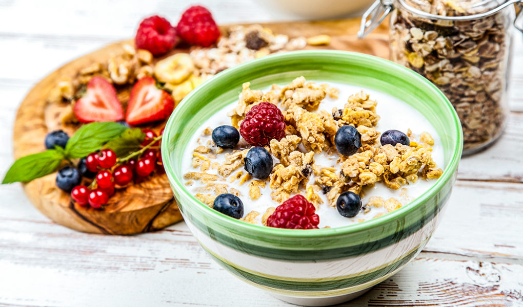 Domowa granola z mlekiem waniliowym