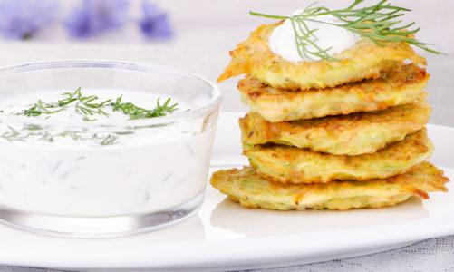 Placki z cukinii z dipem śmietanowo-koperkowym