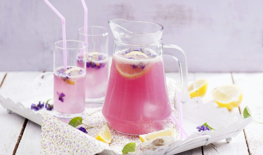 Polne smaki – jadalne kwiaty i zioła w wakacyjnym menu