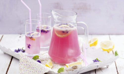 Polne smaki – jadalne kwiaty i zioła w wakacyjnym menu