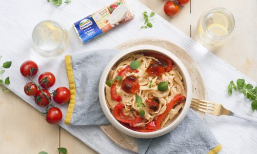 Makaron z pomidorami i papryką