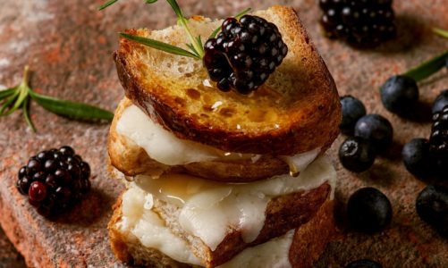 Tosty z miodem, serem Podlaskim i jeżynami