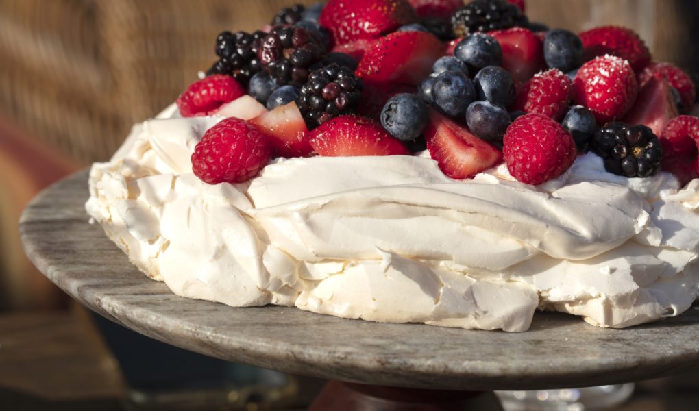 Beza Pavlova z sezonowymi owocami