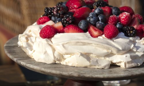Beza Pavlova z sezonowymi owocami