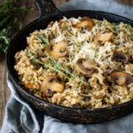 Jesień z nutą wyrafinowania: Przepis na risotto z pieczarkami, tartym serem i oliwą truflową