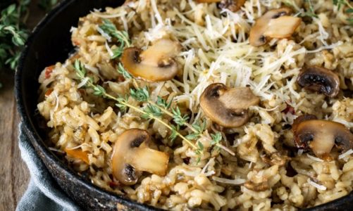 Jesień z nutą wyrafinowania: Przepis na risotto z pieczarkami, tartym serem i oliwą truflową