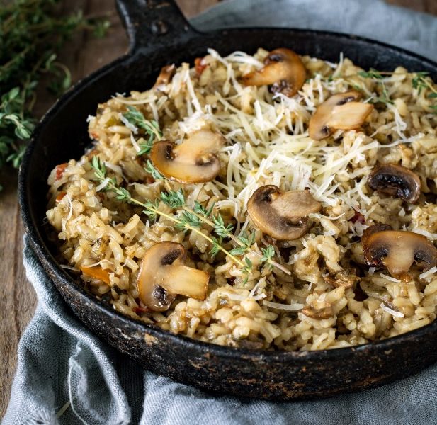Jesień z nutą wyrafinowania: Przepis na risotto z pieczarkami, tartym serem i oliwą truflową