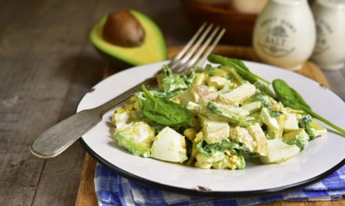 Sałatka z awokado z sosem sezamowo-chrzanowym z kefirem