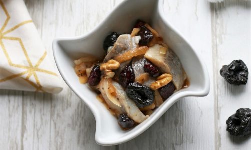 Przepis na aromatyczne śledzie ze śliwką, żurawiną i orzechami włoskimi