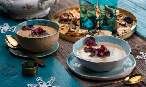 Świąteczny żurek z grzybami, serkiem kremowym i chipsem buraczanym