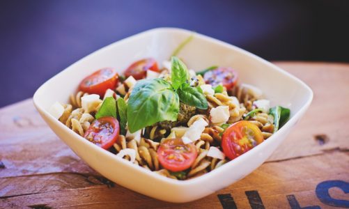 Bezglutenowe danie – makaron fusilli teff z pesto, parmezanem i kaparami