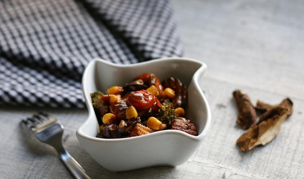 Przepis na duszone warzywa z tofu i grzybami – aromatyczne danie na każdą okazję