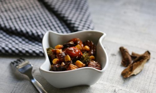 Przepis na duszone warzywa z tofu i grzybami – aromatyczne danie na każdą okazję